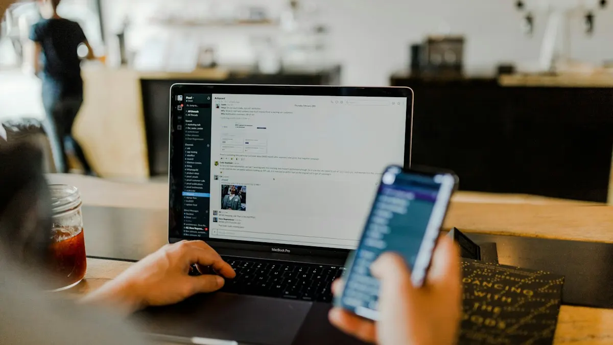 Revisión de un sitio WordPress desde el panel del hosting en laptop y celular